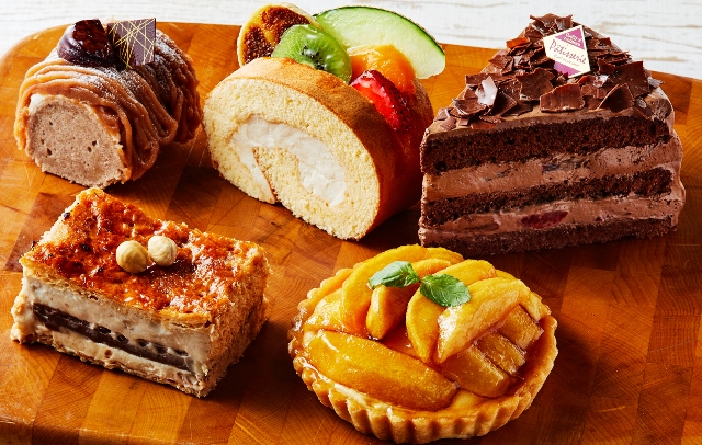 9月のおすすめケーキ、左後ろからモンブラン、和三盆と米粉のフルーツロールケーキ、チョコレートケーキ、左前からミルフィーユノワゼット、タルトノルマンドシブースト