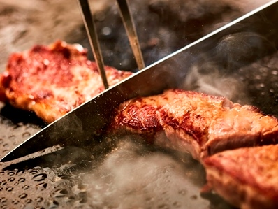 牛ロース肉のステーキ10月17日（火）～10月22日（日）　オニオンソース