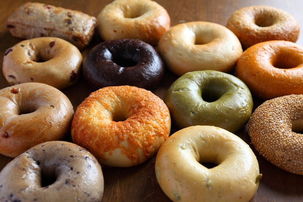 【ホテル日航成田】“BAGEL & BAGEL”のベーグルで朝食を ヘルシーで美味しいと評判のベーグルをホテルロビーの特設コーナーで販売 ...