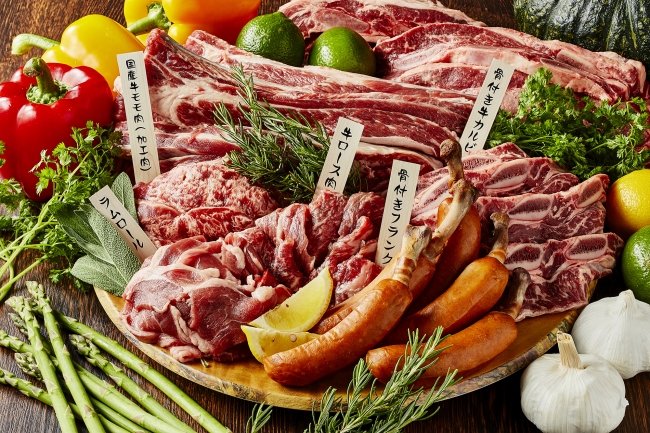 食べ放題となるバーベキューの肉類（骨付きカルビ、骨付きフランク、牛ロース肉、国産牛モモ肉（加工肉）