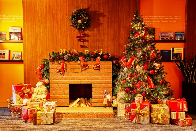 暖炉やクリスマスツリーにトントゥが隠れているかも（昨年の様子）