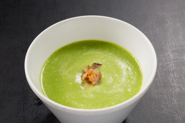タピオカの入った緑の冷製スープ