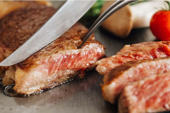 ディナーブッフェでアメリカ産の「ブラックアンガス牛」の鉄板焼ステーキが食べ放題