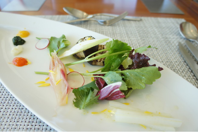 いろいろ野菜のサラダ　野菜のヴィネグレットと菊花添え