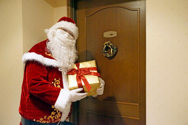 サンタクロースがプレゼントをお届け