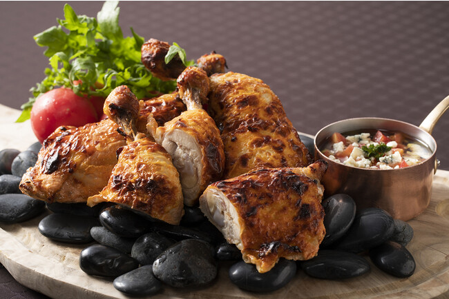 ヨーグルトでマリネした骨付き鶏もも肉のロースト ブルーチーズとトマトソース ヨーグルトでマリネした骨付き鶏もも肉のロースト ブルーチーズとトマトソース