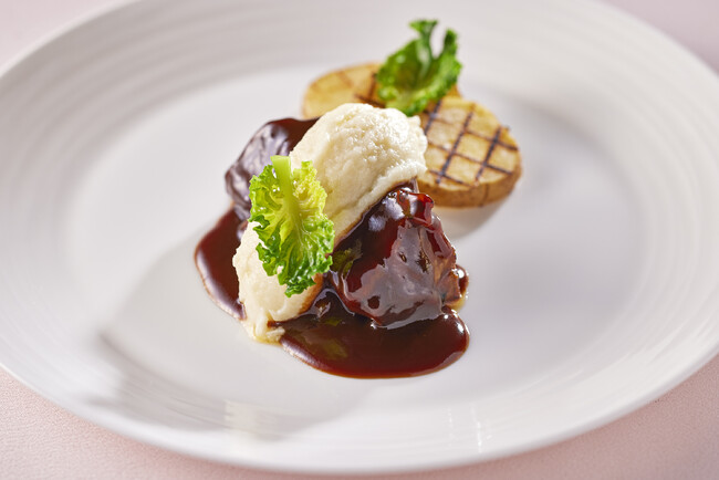 豚スペアリブのグリル エーグルドゥースソースとアリゴ添え