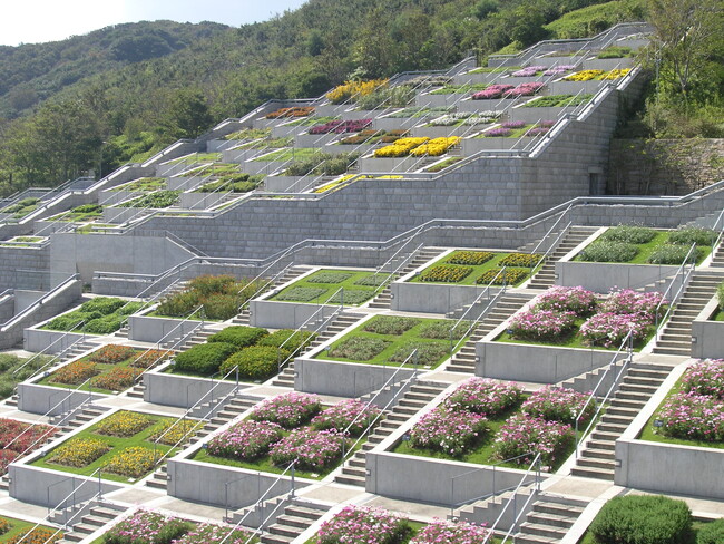山の斜面に沿って100の花壇が階段状に並ぶ、淡路夢舞台の百段苑