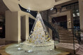 【ホテル日航金沢】水と光が織りなすクリスマスツリー「アクアツリー」がロビーに登場