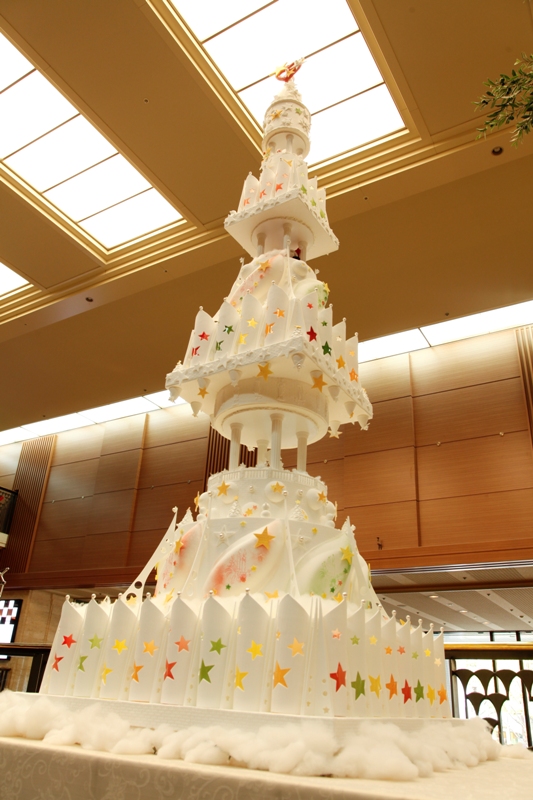 ホテル日航大阪 今年のクリスマスはメルヘンの世界へようこそ ロビーに巨大ケーキツリー登場 ニッコー ホテルズ インターナショナルのプレスリリース