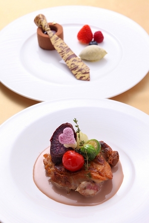 （下）ハーブ鶏の生姜風味チョコレートソース　（上）パティシエからの贈り物」