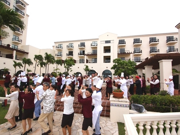 アリビラスタッフ総勢283名がダンスをしながらホテルを案内するホテルPV
