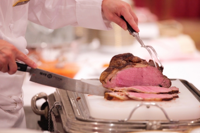 シェフがカットするローストビーフ