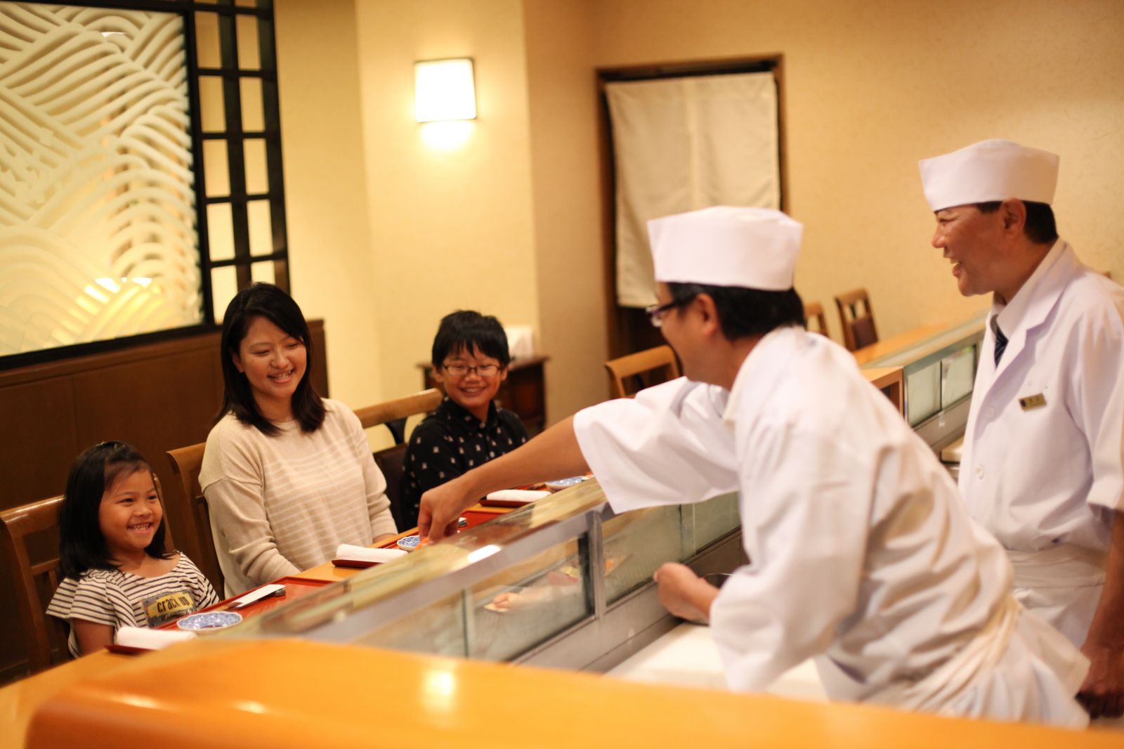 ホテル日航アリビラ お父さんが寿司職人に挑戦 お父さんのお寿司屋さん 15年7月22日 8月28日までの毎週水 金曜日 開催 ニッコー ホテルズ インターナショナルのプレスリリース