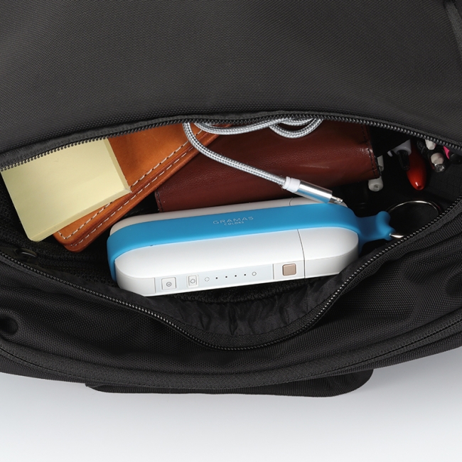 装着するとIQOSのフタが固定されるため、鞄の中でフタが開いてしまい充電されない、といったトラブルを防ぎます。