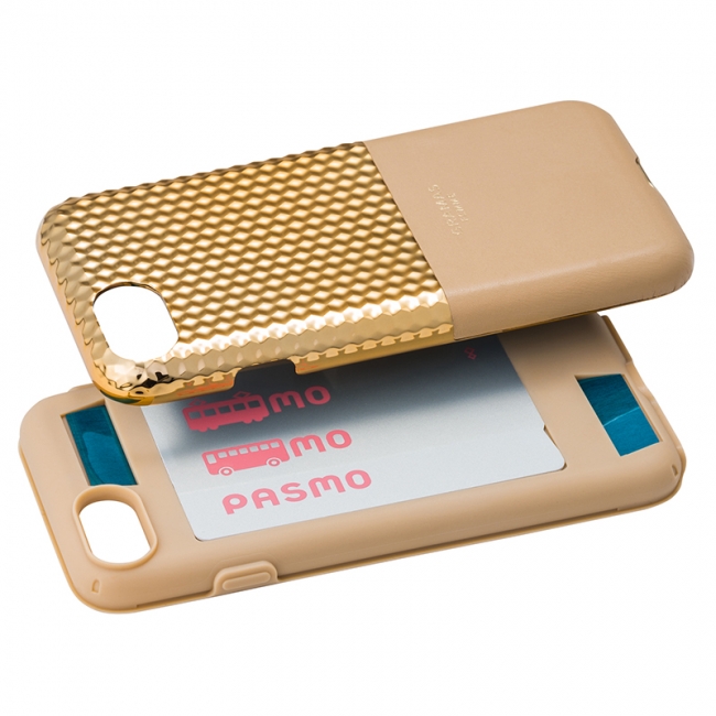 ICカード収納用のポケットを付き。ICカードを入れたままケースごとかざすだけで、自動改札やコンビニ、飲食店での決済ができます。オリジナルデザインの防磁カードが1枚付属しており、iPhoneとの電波干渉を防ぎます。