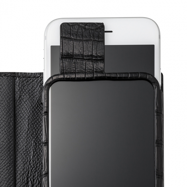 iPhoneと接するケース内側にはドイツの名門タンナー「ペリンガー社」製ノブレッサーカーフを採用しています。 ※フレームやカードホルダー部分は『スモールポロサスクロコ』を使用しております。