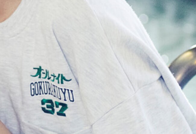 カラーはブラックとアッシュグレーの2色展開。ゆったりとした現代的なシルエット感に カラーはブラックとアッシュグレーの2色展開。ゆったりとした現代的なシルエット感に