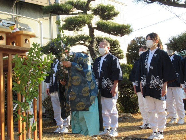 大寒仕込み当日は、工場内にある醸造の神を祀る祠で美味しい味噌？の仕上がりを祈願する。