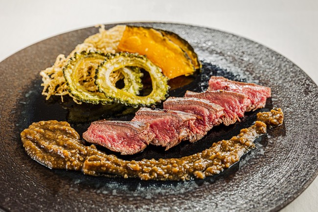 [強肴]北海道産蝦夷鹿のステーキ　無花果と松の実の味噌？ソース「銀座？特選 雅」揚げ野菜