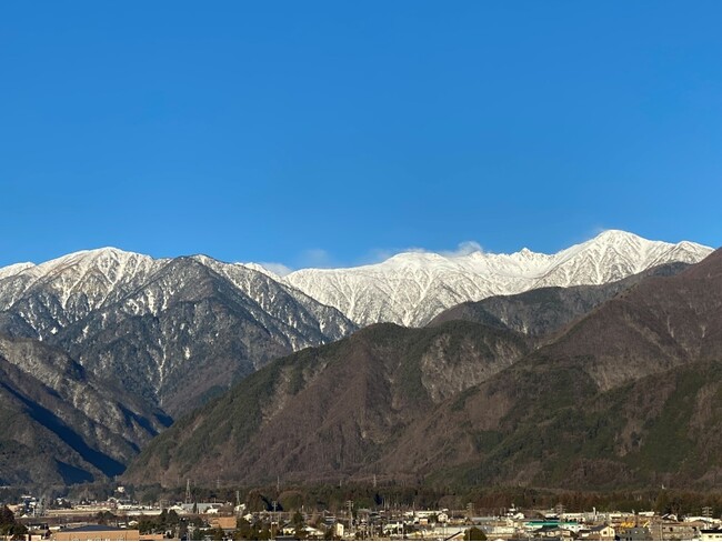 晴れ渡った青空に、中央アルプス山脈が映える2024年「大寒仕込み」の朝