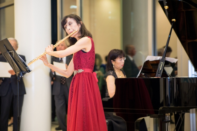 ベルギーのクラシック音楽のフルート・ピアノ演奏が記念展示会・レセプションパーティーに華を添える