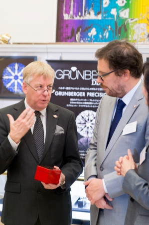 （左より）献上品の宝石箱を持つギュンテル・スレーワーゲン駐日ベルギー王国大使、「グランバーガーダイヤモンズジャパン株式会社」サイモン・グランバーガー社長 （於ベルギー王国大使館）