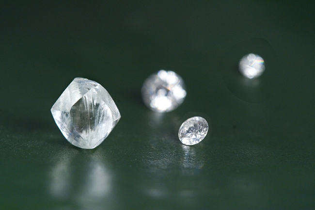 手前（左）カット・研磨前の天然ダイヤモンドと（右）グランバーガープレシジョンカット®完成品メレダイヤモンド