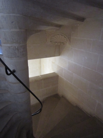 14世紀初頭の重要文献が発見された修道院内の地下に繋がる螺旋階段