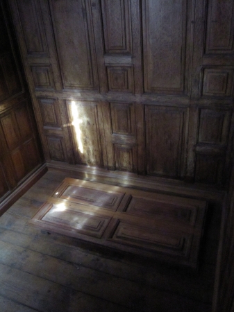  14世紀初頭の重要文献が発見された修道院内の地下に繋がる床の隠し扉