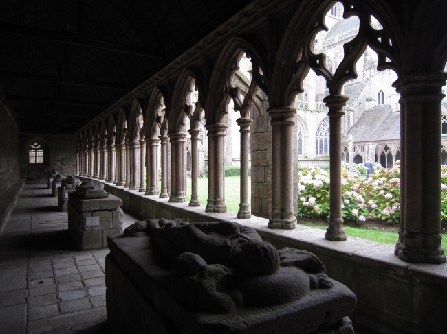 14世紀初頭の重要文献が発見された修道院内の回廊と中庭