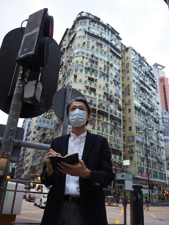 香港で取材する藤本記者