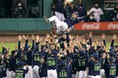 スワローズ、20年ぶりの日本一！　公式写真集「2021 東京ヤクルトスワローズ 日本一」発売