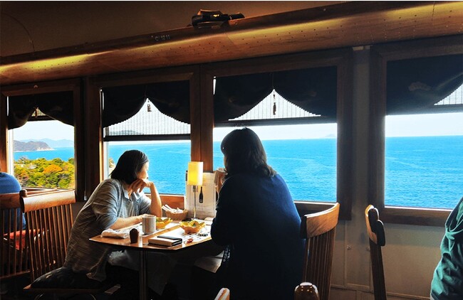 “海の京都を走るレストラン”と人気の「丹後くろまつ号」にも乗車、お食事を楽しめます（イメージ）