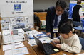 小学生が産経新聞記者になりきる 大阪市浪速区の仕事体験イベントに当社出展