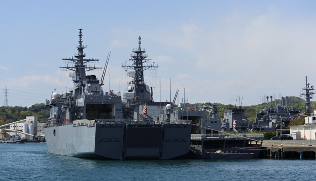 長浦港に停泊する護衛艦群。  左から、  掃海母艦「うらが」、  試験艦「あすか」、  右奥に潜水艦救難母艦「ちよだ」