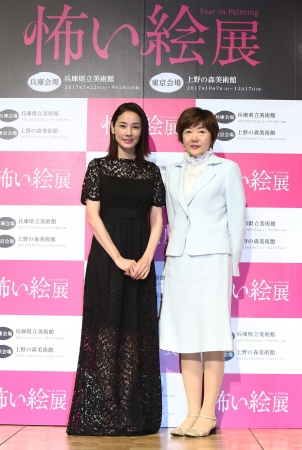 中野京子氏（写真右）と吉田羊さん(写真左)