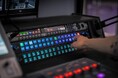 Elgatoのプロフェッショナルなコントロールサーフェス「Stream Deck Studio」と、コンパクトなマウントアーム「Wave Desk Stand」の販売を開始