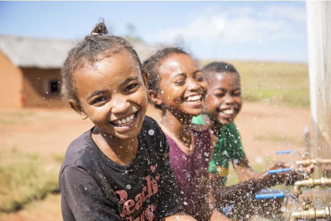 WaterAid Ernest Randriarimalala 学校に完成した給水設備で手を洗う子供たち（マダガスカル）