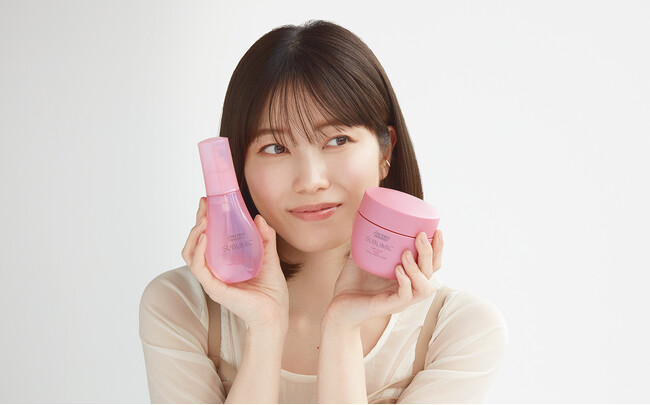 (左から)エアリーフロー シアーオイル 100mL ￥3,520、同 マスク(THICK, UNRULY HAIR) 200g ￥4,730 ※表示価格は参考小売価格（税込）です。店舗によって異なる場合があります。