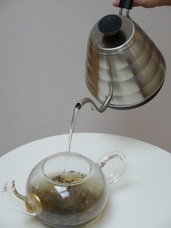 お湯が沸いたら、そのままドリップ.コーヒーのハリオから細口