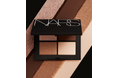 インパクトのあるカラー。贅沢な質感。４シェードがセットされた魅惑的な「NARS クワッドアイシャドー」にブランドのシグネチャーに着想を得た新色３種が仲間入り。