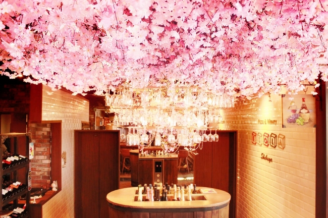 満開の桜とワイングラスのシャンデリアがお出迎え