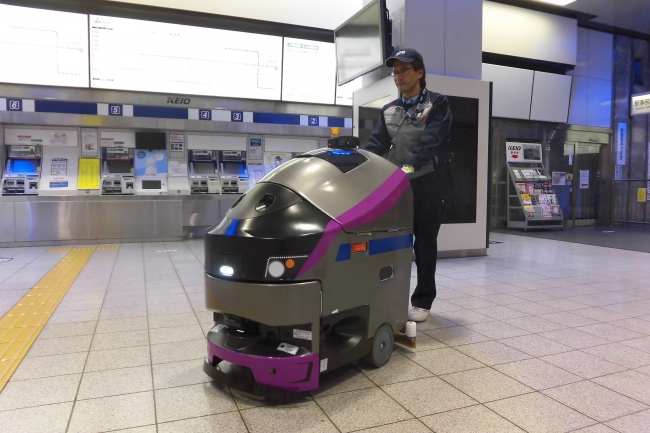 京王線５０００系車両をイメージした自律走行式ロボット床面洗浄機　