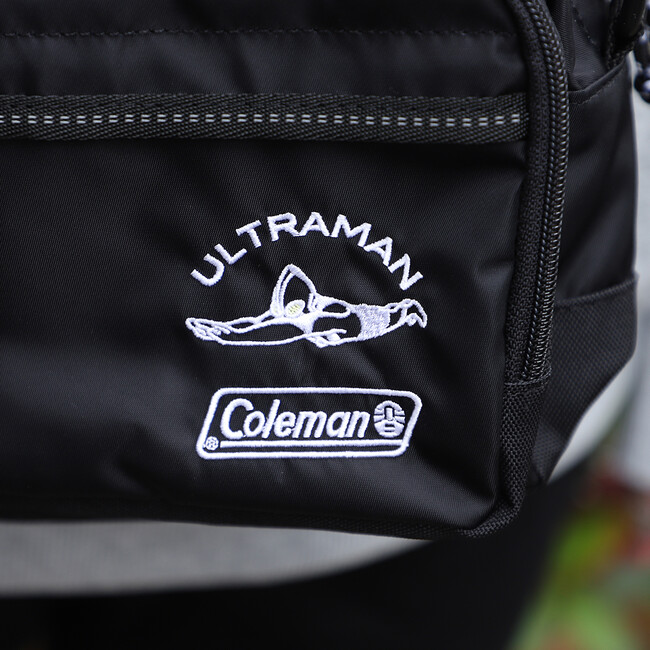 ↑Colemanのロゴと、ウルトラマンが飛ぶ姿のイラスト刺しゅう入り ↑Colemanのロゴと、ウルトラマンが飛ぶ姿のイラスト刺しゅう入り