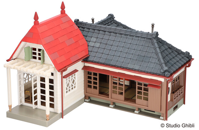 赤い屋根が印象的な和洋折衷の家