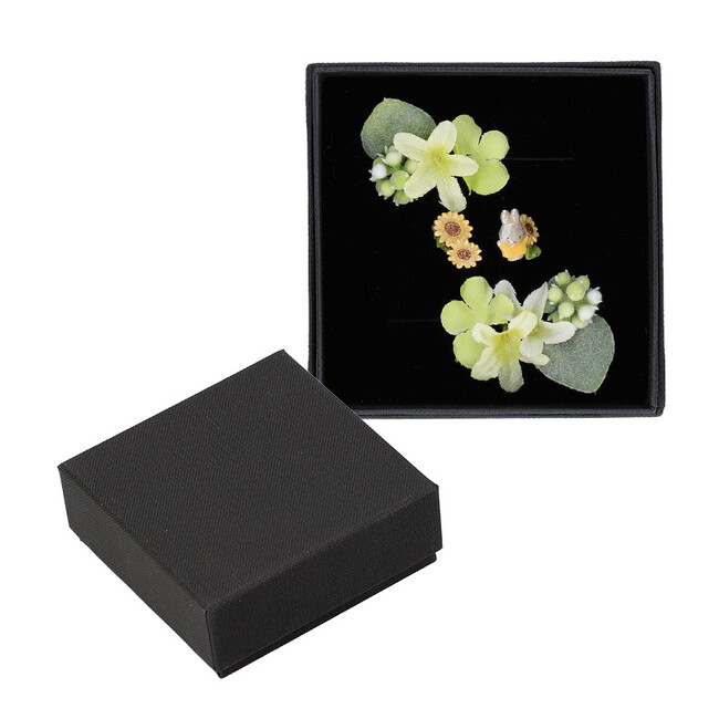※特製ギフトボックスイメージ。 商品により付属の造花の色が異なります。