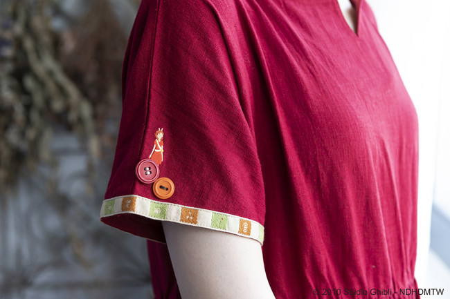 ※袖にはアリエッティの刺繍が。袖口と裾にはアリエッティのベッドシーツの柄風のデザインが入っています。