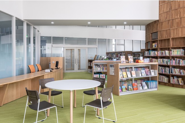 メディアセンター：空間に広がりをもたらし、蔵書数を考慮した、棚の選定(既製家具)
