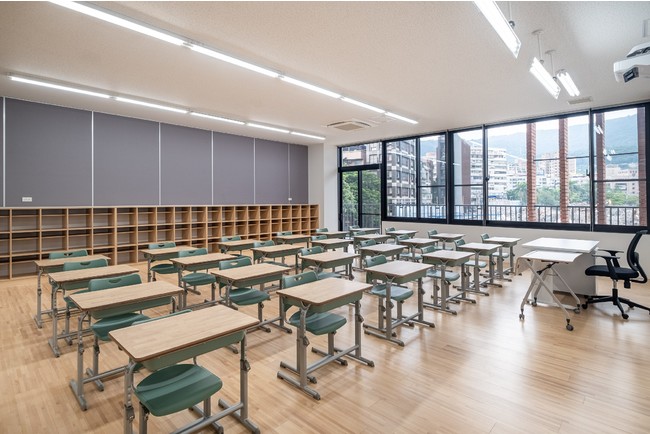 普通教室：机・椅子の納入に加え、建物に合わせたランドセルロッカーの設計・施工（造作家具）